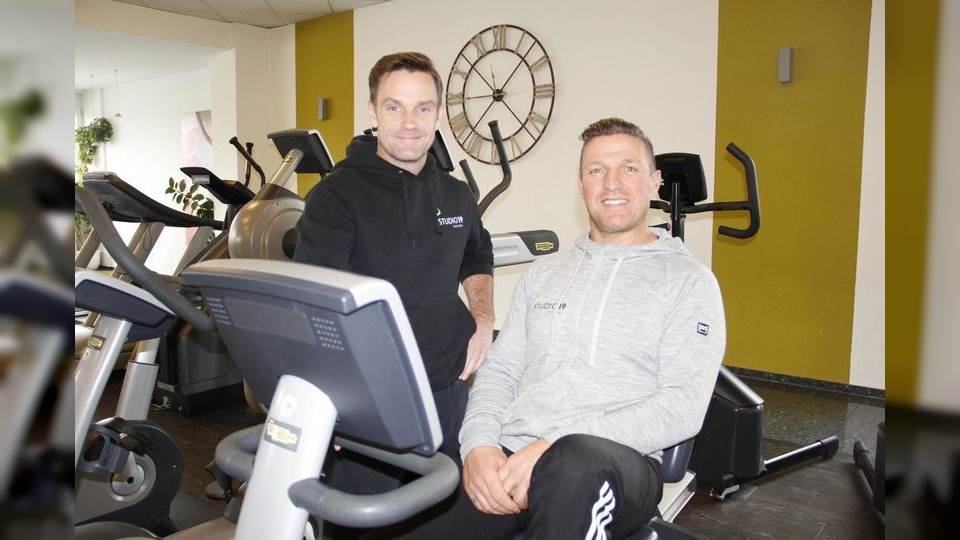 Andreas Schlegel (rechts), Geschäftsführer des Fitnessstudios 19, und Trainer Jens Baur freuen sich wieder auf zahlreiche Teilnehmer beim zweiten Dreikönigslauf. (Foto: Dirk Thannheimer)